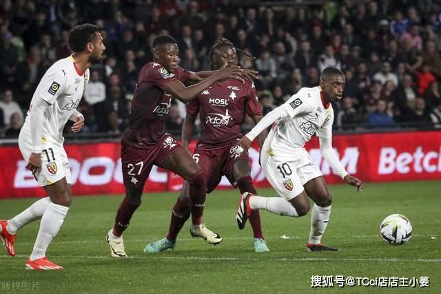 Respect！佛得角主教练在赛后发布会结束后收获掌声